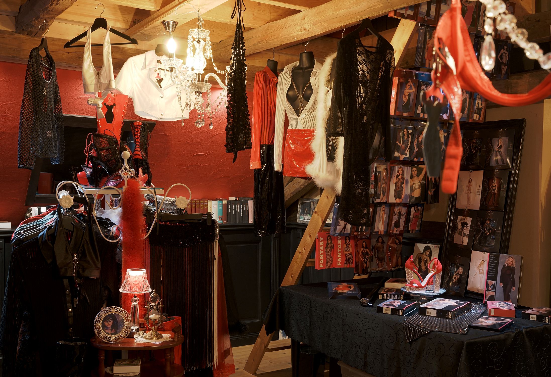Innenansicht der Boutique Burlesque mit Kleiderständer