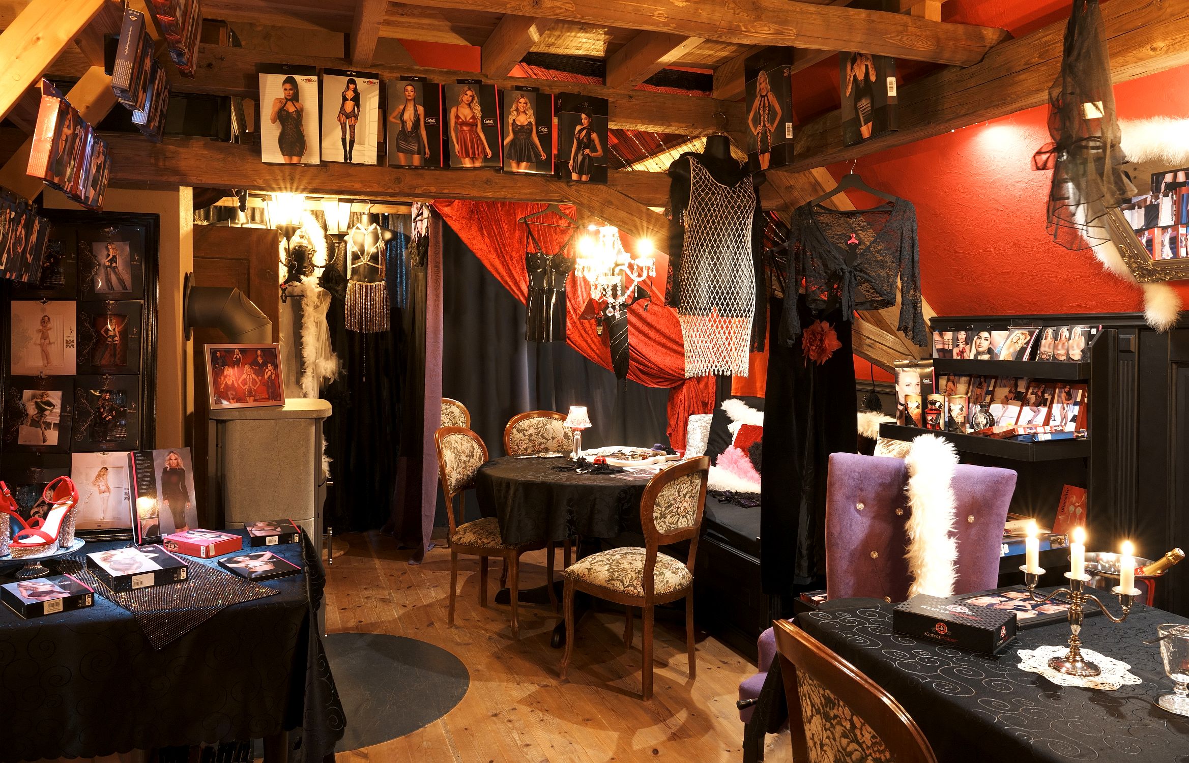 Innenansicht der Boutique Burlesque mit Umkleidekabine