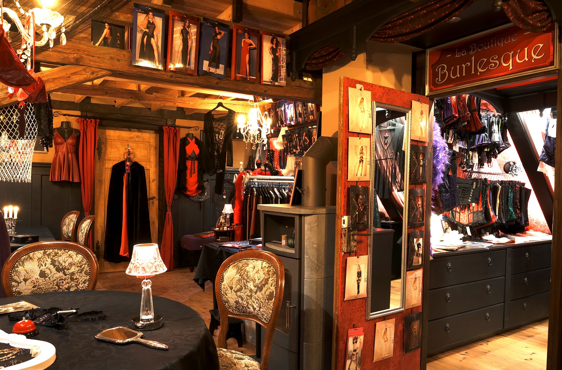 Innenansicht der Boutique Burlesque mit Korsettabteilung