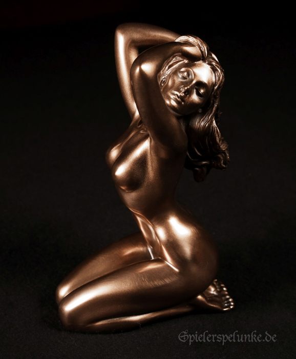 akt bronze erotik figur frau nackt auf fersen kniend arme oben boutiqueburlesque