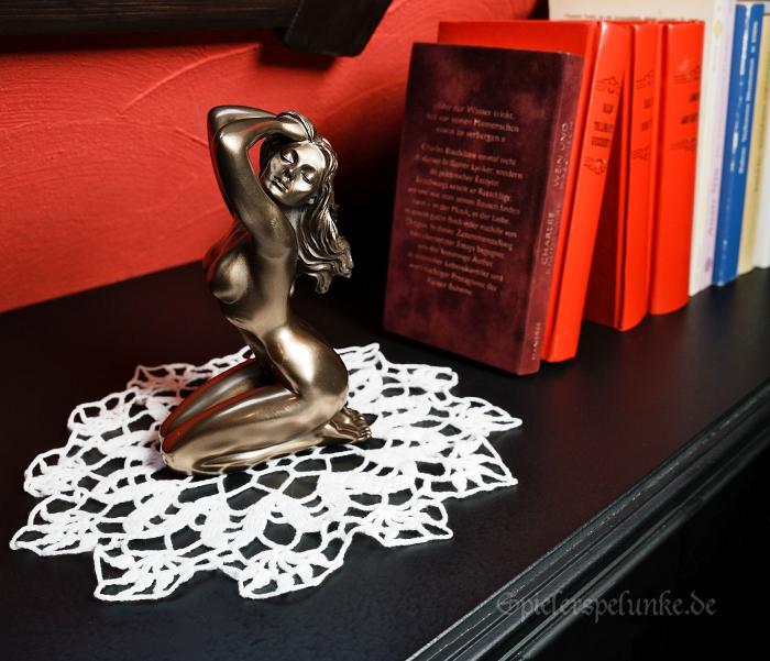 Bronze Akt Statue Frau kniend auf den Fersen, die Arme oben in den langen Haaren