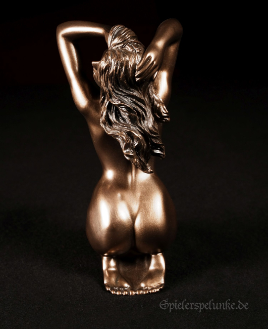 Bronze Akt Statue Frau kniend auf den Fersen, die Arme oben in den langen Haaren