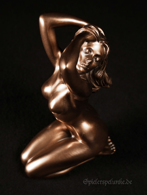 Bronze Akt Statue Frau kniend auf den Fersen, die Arme oben in den langen Haaren