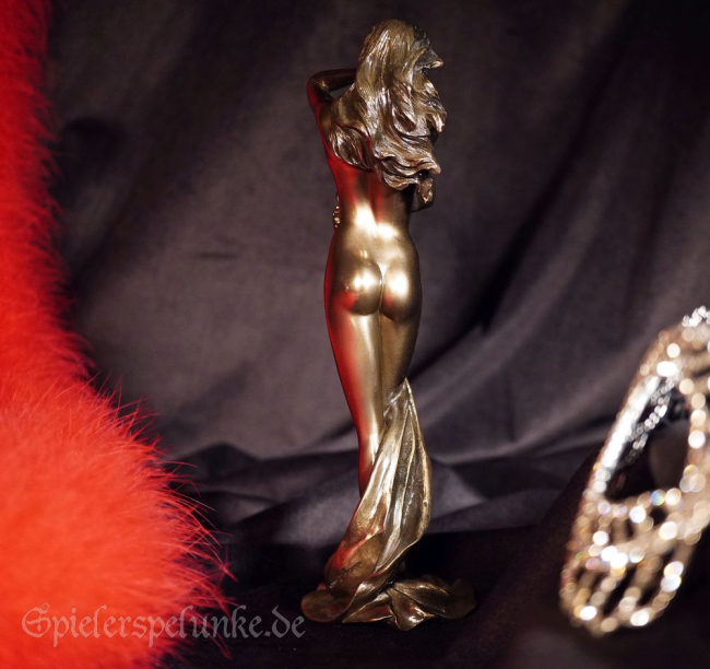 akt bronze erotik figur frau nackt stehend lässt tuch fallen