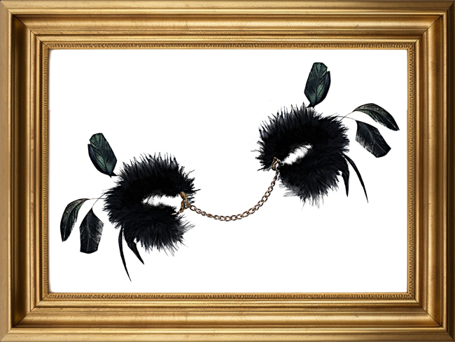 handschellen mit goldkettchen und schwarzen federn eroische spiele boutiqueburlesque